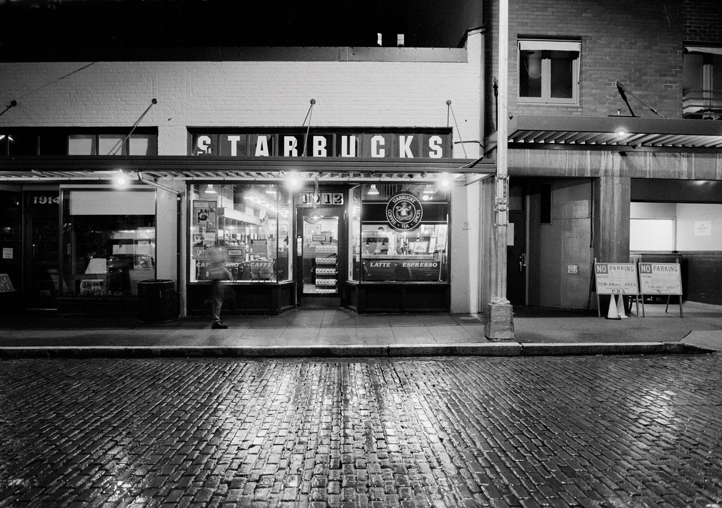 Front of the first Starbucks Shop